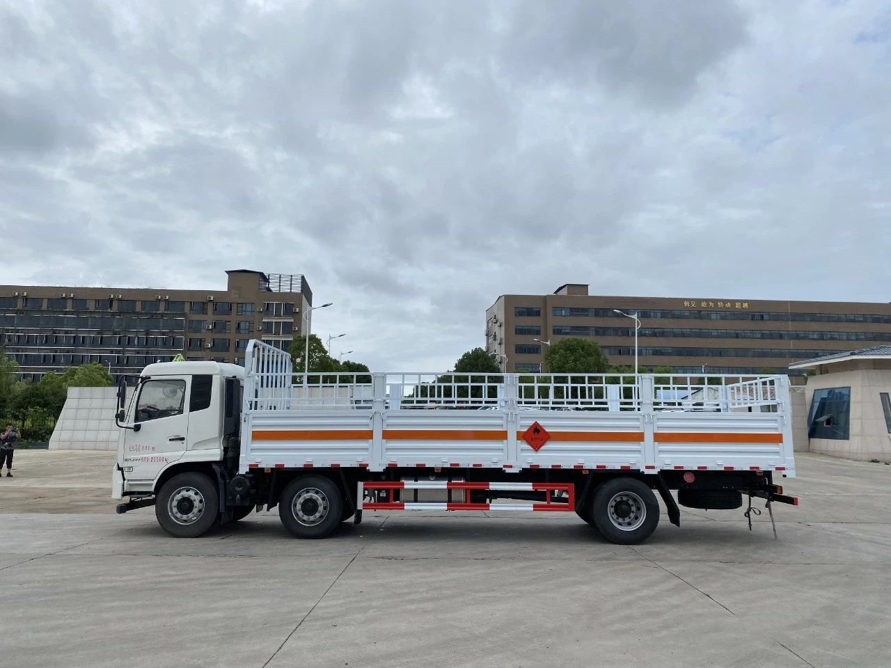 東風天錦前四后四8.6米貨廂氣瓶高欄車 東風天錦前四后四8.6米貨廂氣瓶高欄車