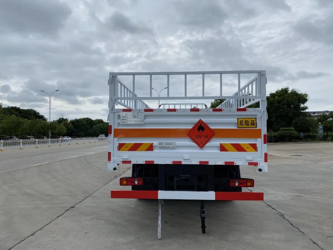 東風天錦前四后四8.6米貨廂氣瓶高欄車 東風天錦前四后四8.6米貨廂氣瓶高欄車