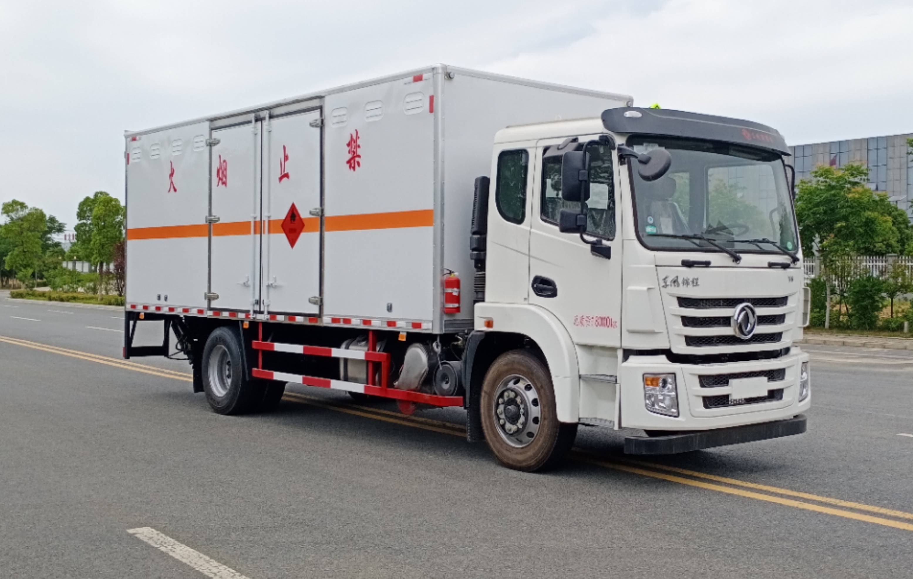 東風錦程6.8米氣體廂式運輸車 東風錦程6.8米氣體廂式運輸車