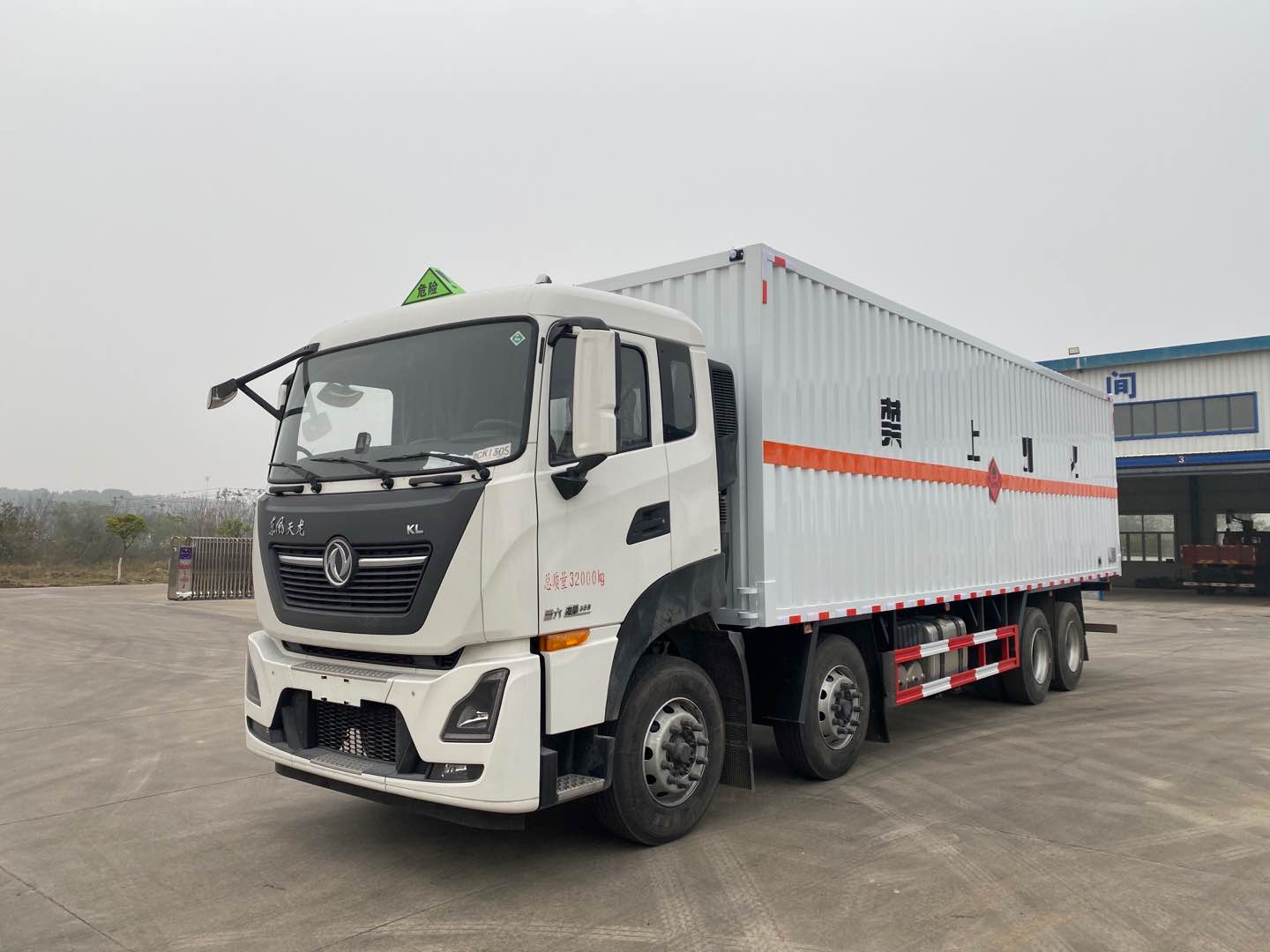 東風天龍國六9.4米易燃氣體廂式運輸車 東風天龍國六9.4米易燃氣體廂式運輸車