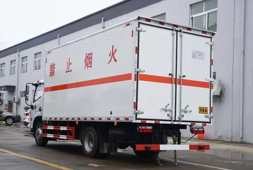 東風5.15米貨廂爆破器材運輸車 東風5.15米貨廂爆破器材運輸車