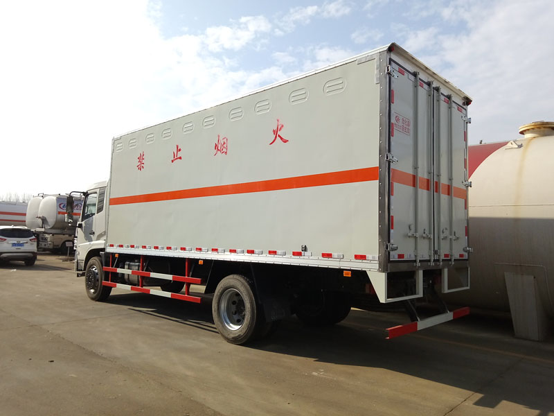 天錦6.6米(9.9噸)液體廂式車 天錦6.6米(9.9噸)液體廂式車