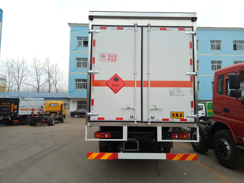 東風天錦8.6米(14.8噸)液體廂式車 東風天錦8.6米(14.8噸)液體廂式車