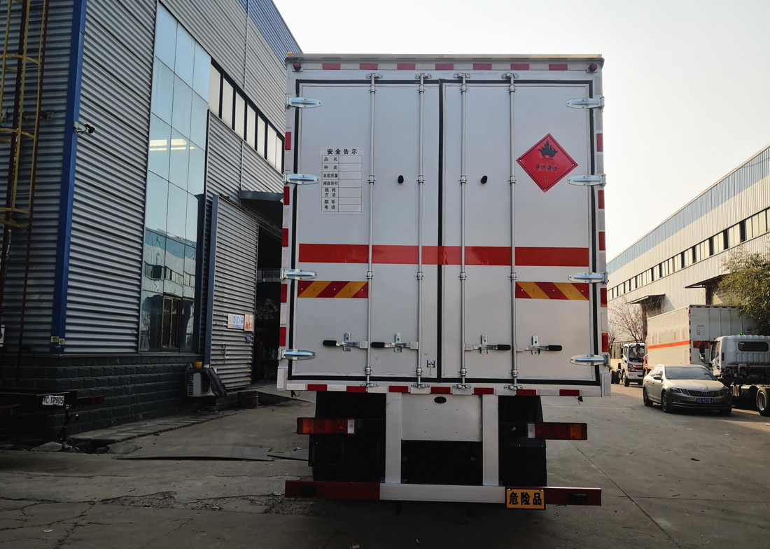 東風天龍國六9.6米易燃液體廂式運輸車 東風天龍國六9.6米易燃液體廂式運輸車