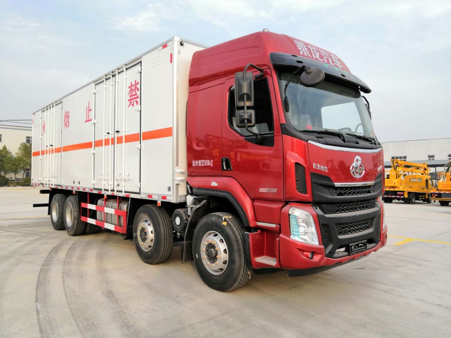 柳汽乘龍9.4米貨廂腐蝕品廂式運輸車 柳汽乘龍9.4米貨廂腐蝕品廂式運輸車