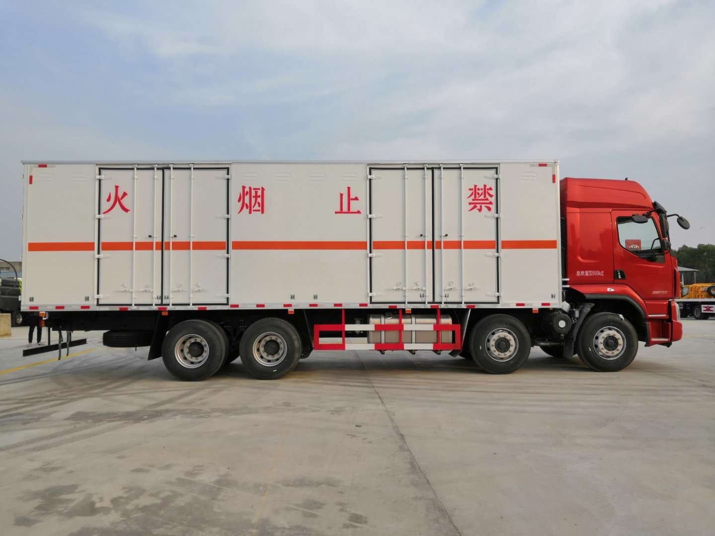 柳汽乘龍9.4米貨廂腐蝕品廂式運輸車 柳汽乘龍9.4米貨廂腐蝕品廂式運輸車