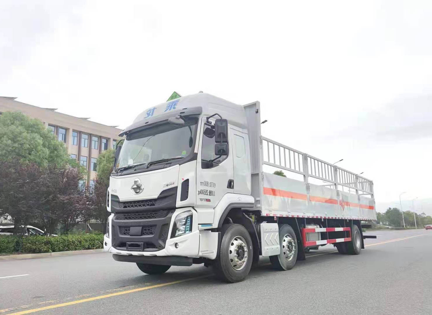 柳汽乘龍三軸9.6米貨廂氣瓶運輸車 柳汽乘龍三軸9.6米貨廂氣瓶運輸車