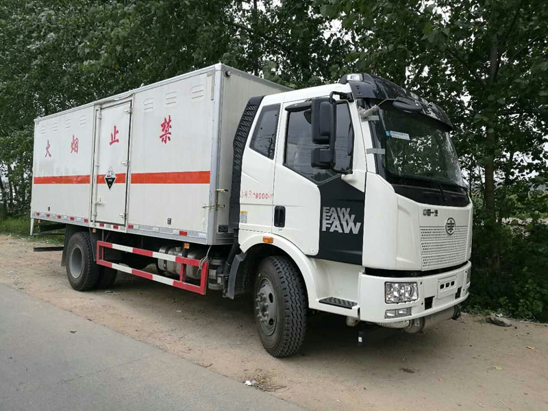 解放6.2米(10.4噸)腐蝕品廂式車 解放6.2米(10.4噸)腐蝕品廂式車