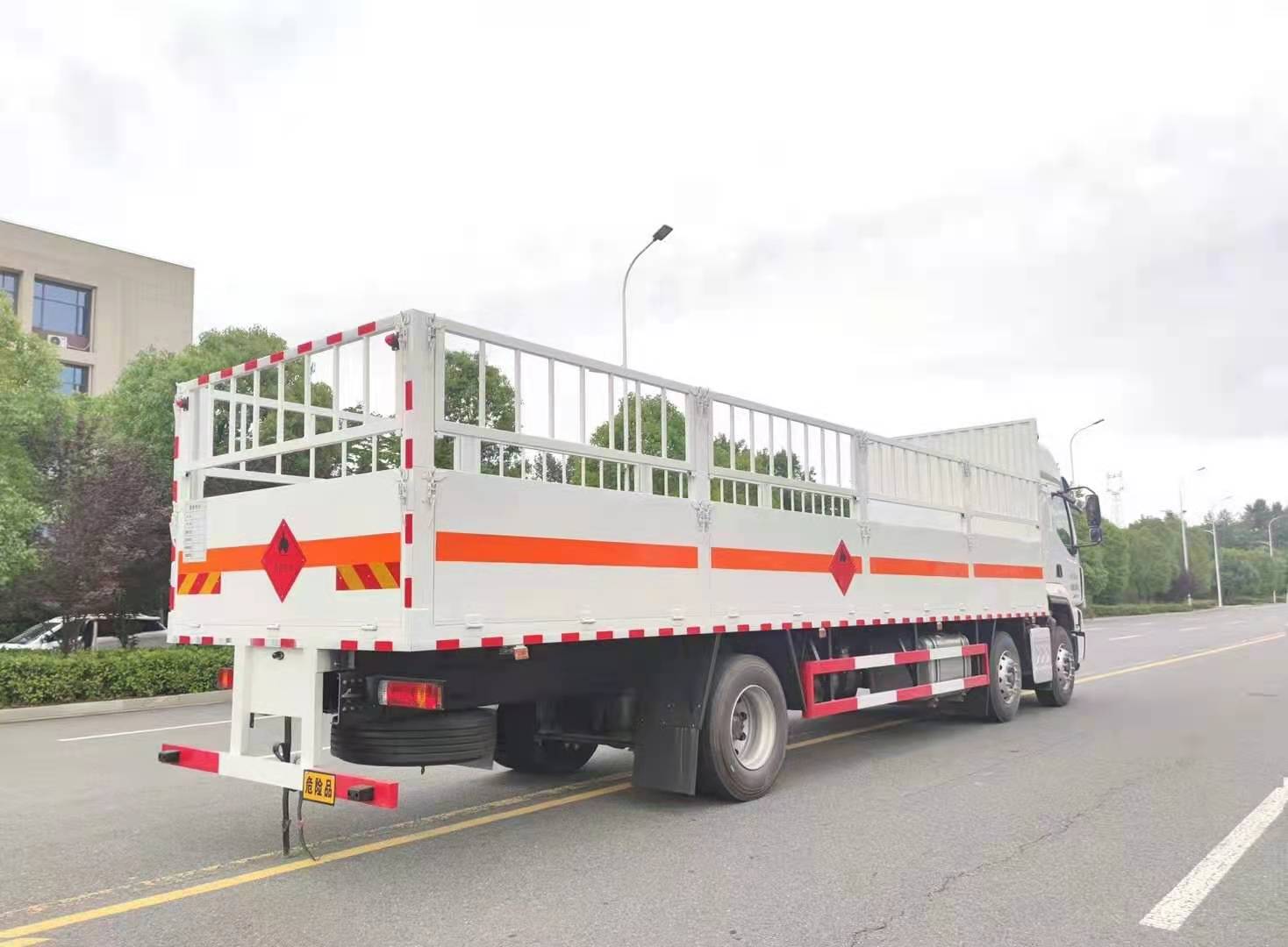 柳汽乘龍三軸9.6米貨廂氣瓶運輸車 柳汽乘龍三軸9.6米貨廂氣瓶運輸車