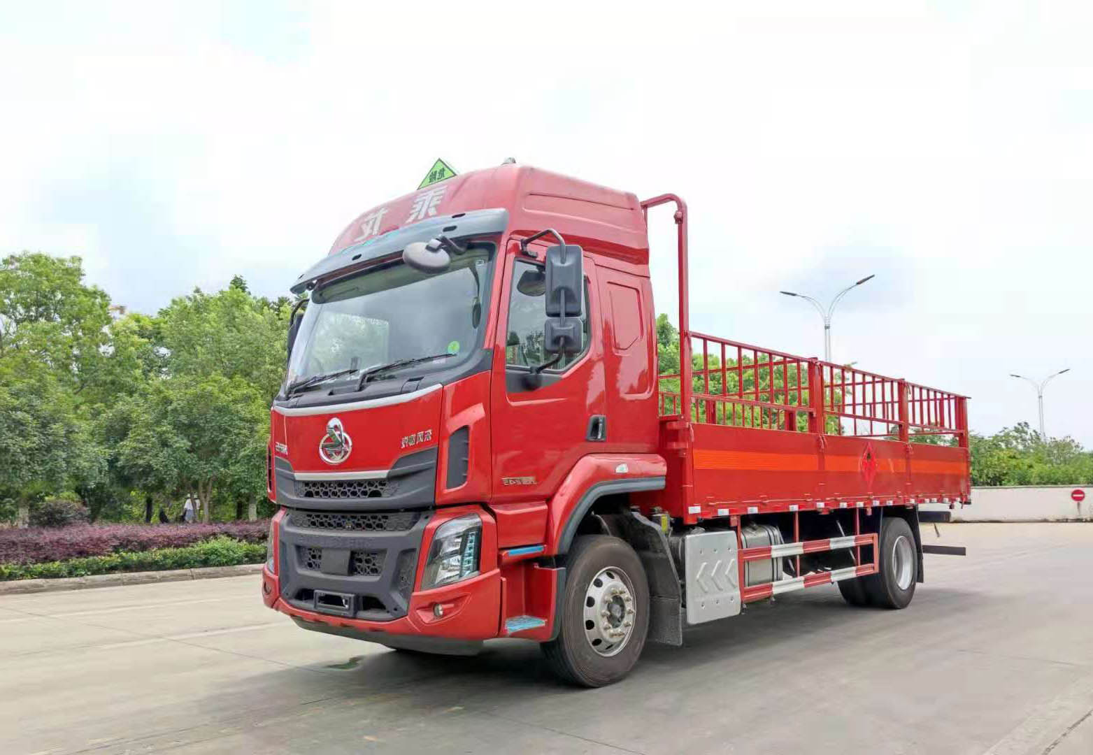 柳汽乘龍高頂雙臥6.8米貨廂氣瓶運輸車 柳汽乘龍高頂雙臥6.8米貨廂氣瓶運輸車