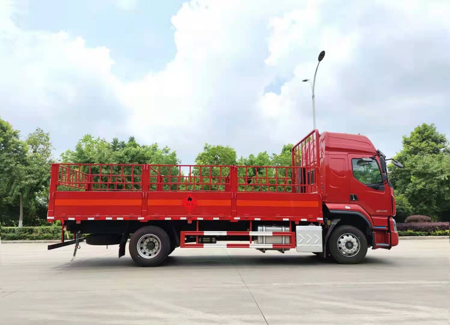 柳汽乘龍高頂雙臥6.8米貨廂氣瓶運輸車 柳汽乘龍高頂雙臥6.8米貨廂氣瓶運輸車