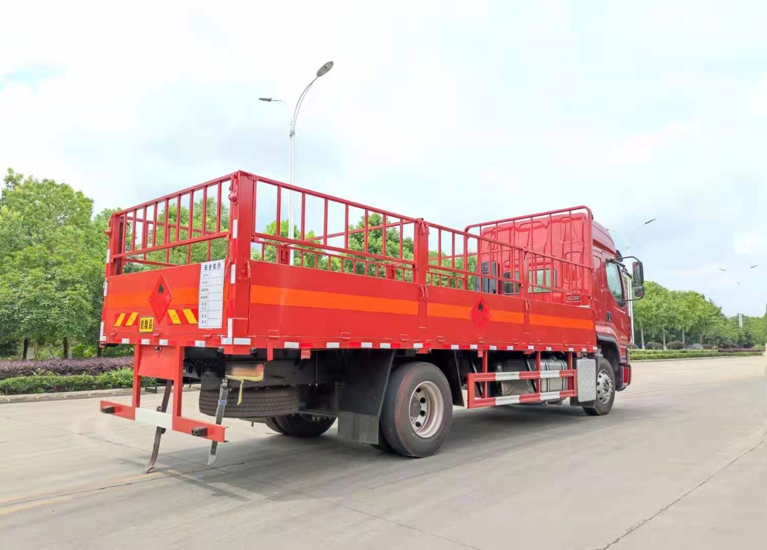 柳汽乘龍高頂雙臥6.8米貨廂氣瓶運輸車 柳汽乘龍高頂雙臥6.8米貨廂氣瓶運輸車