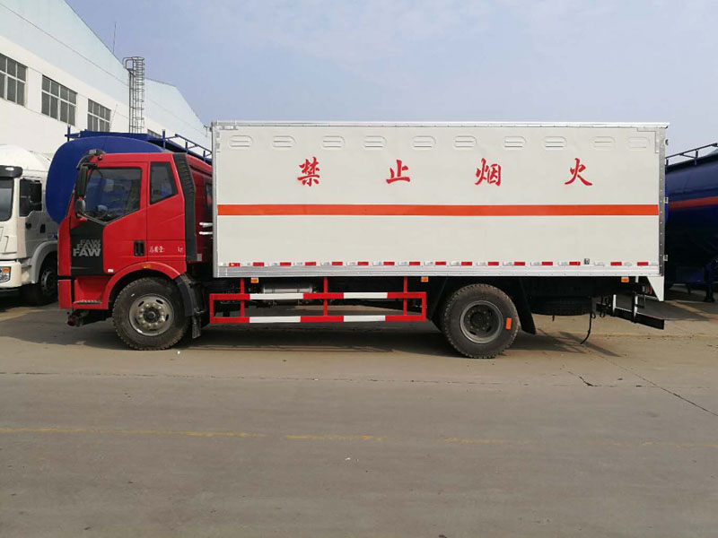 解放6.2米(10.4噸)雜項危險品廂式車 解放6.2米(10.4噸)雜項危險品廂式車