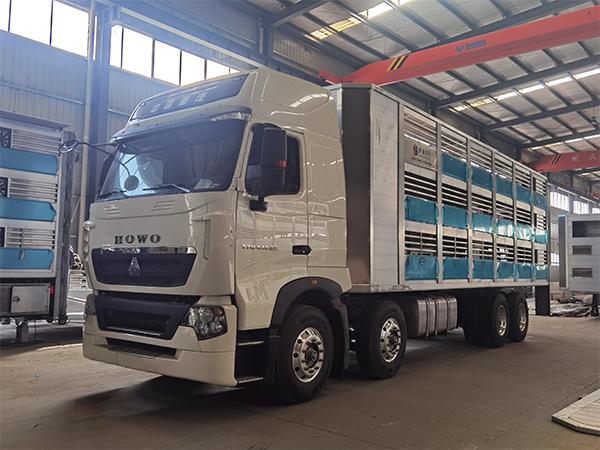 重汽國六9.6米畜禽運輸車 重汽國六9.6米畜禽運輸車