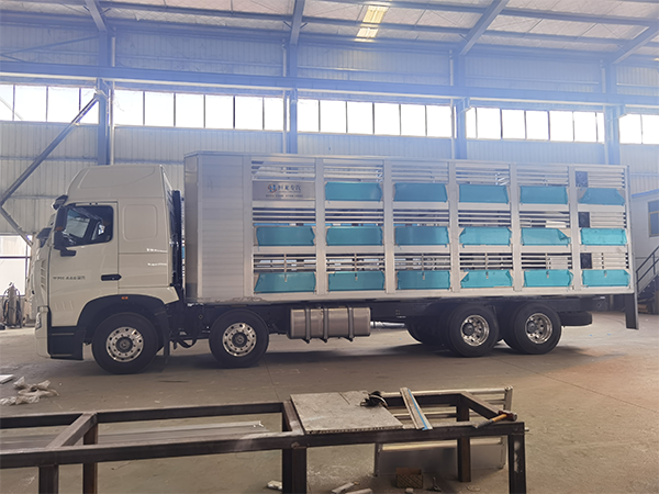 重汽國六9.6米畜禽運輸車 重汽國六9.6米畜禽運輸車