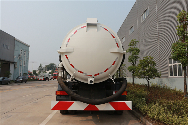 東風后八輪16方吸污車 東風后八輪16方吸污車