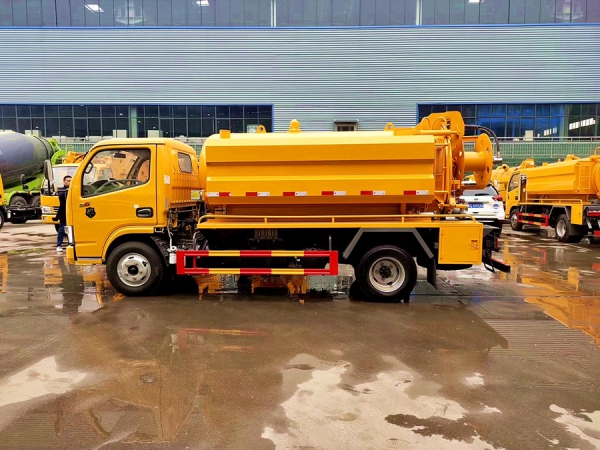 東風(fēng)D6多利卡2水4塵 6方清洗吸污車國(guó)六 東風(fēng)D6多利卡2水4塵 6方清洗吸污車國(guó)六