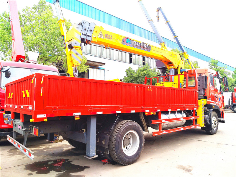 重汽王牌單橋6.3噸隨車(chē)吊