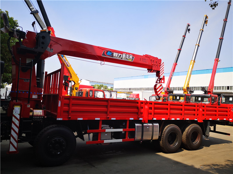 東風(fēng)暢行D7L前四后八14噸隨車吊