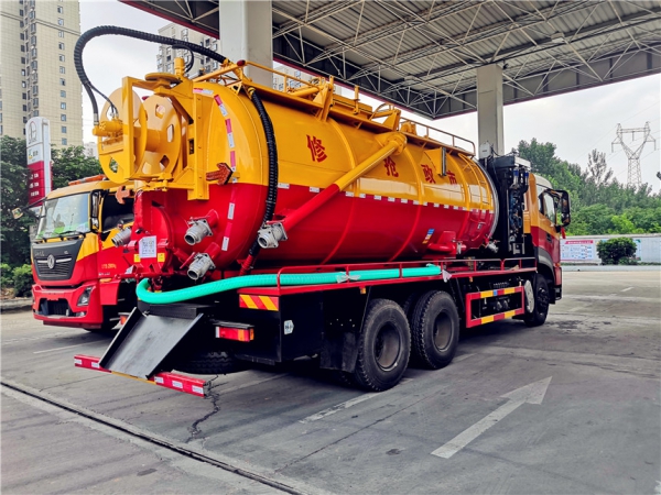 天龍后八輪清洗吸污車(chē) 天龍后八輪清洗吸污車(chē)