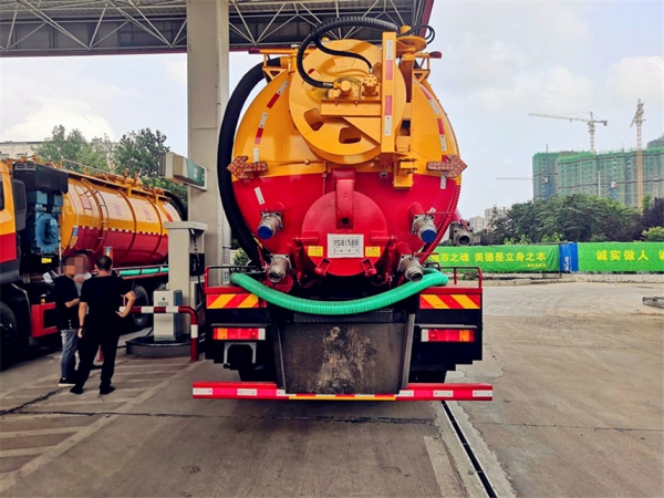 天龍后八輪清洗吸污車(chē) 天龍后八輪清洗吸污車(chē)